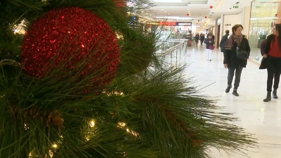 Gente en un centro comercial buscando regalos de Navidad