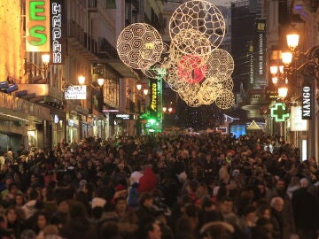 Vista de la calle de Preciados de Madrid con numerosas personas apurando las compras para Navidad