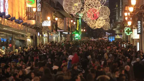 Vista de la calle de Preciados de Madrid con numerosas personas apurando las compras para Navidad Vista de la calle de Preciados de Madrid con numerosas personas apurando las compras para Navidad