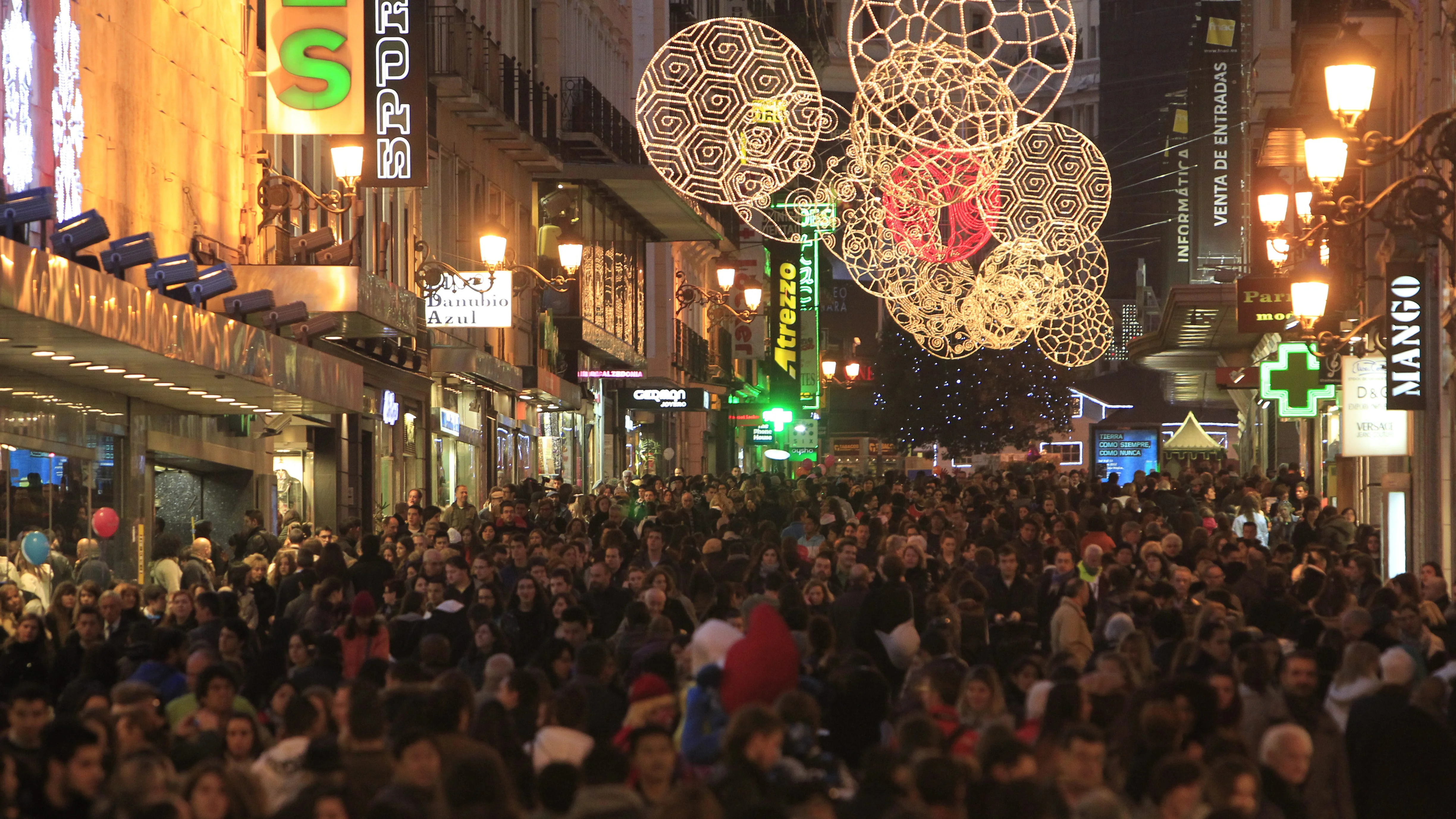 Vista de la calle de Preciados de Madrid con numerosas personas apurando las compras para Navidad Vista de la calle de Preciados de Madrid con numerosas personas apurando las compras para Navidad