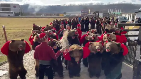 Disfrazados de osos en Rumanía Disfrazados de osos en Rumanía