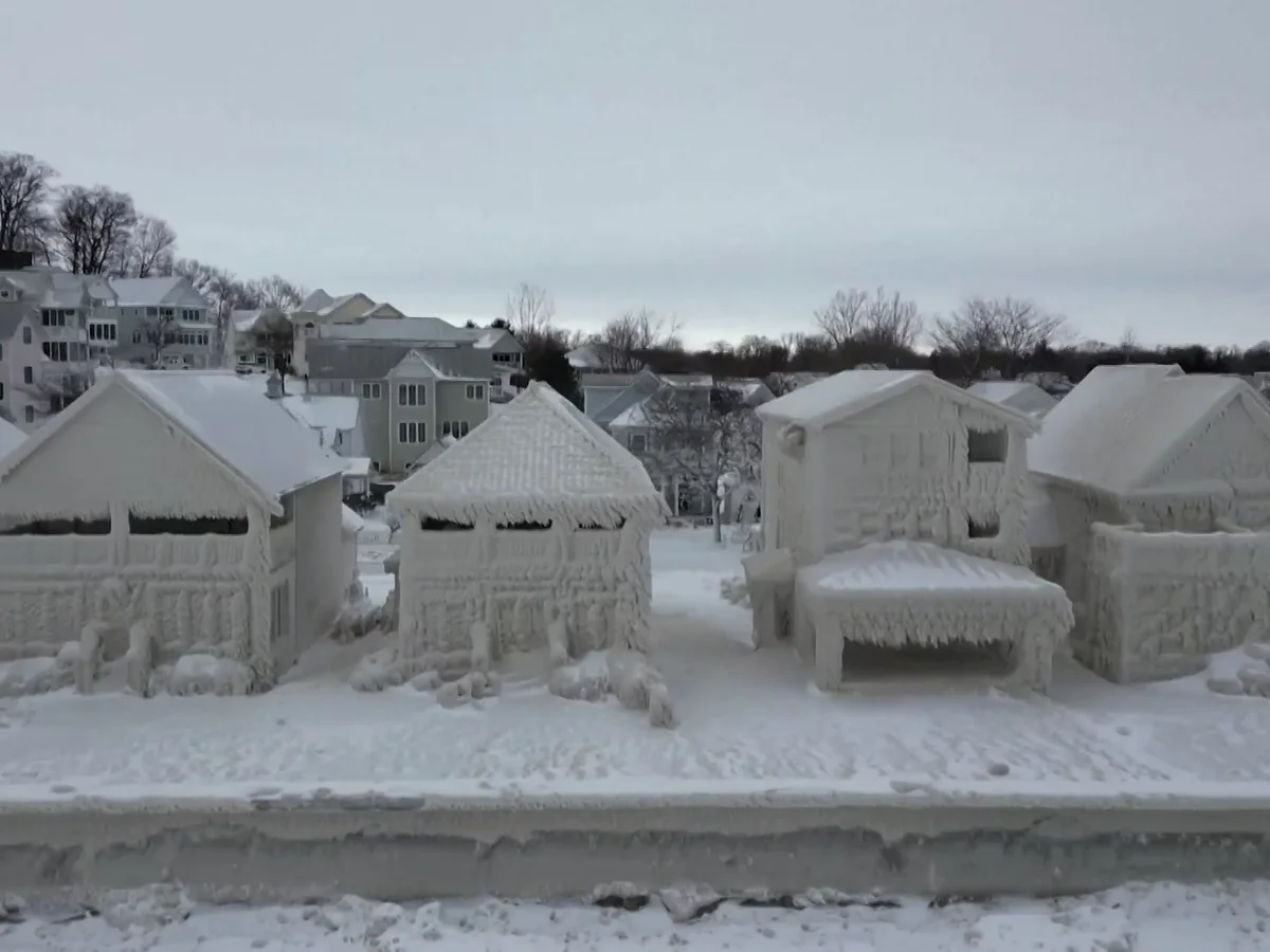 La escena de película de varias casas totalmente congeladas por el temporal  en Ontario, Canadá