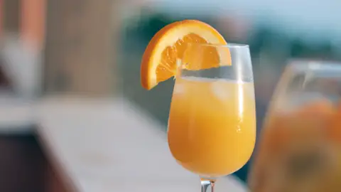Una copa de mimosa, un cóctel típico de 'brunch'. Una copa de mimosa, un cóctel típico de 'brunch'.