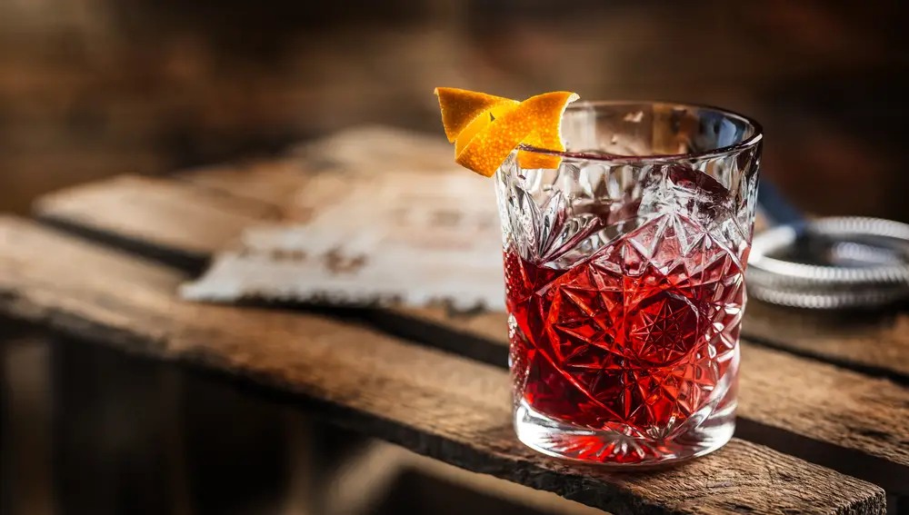 Una copa de Negroni, el cóctel ideal para el aperitivo.