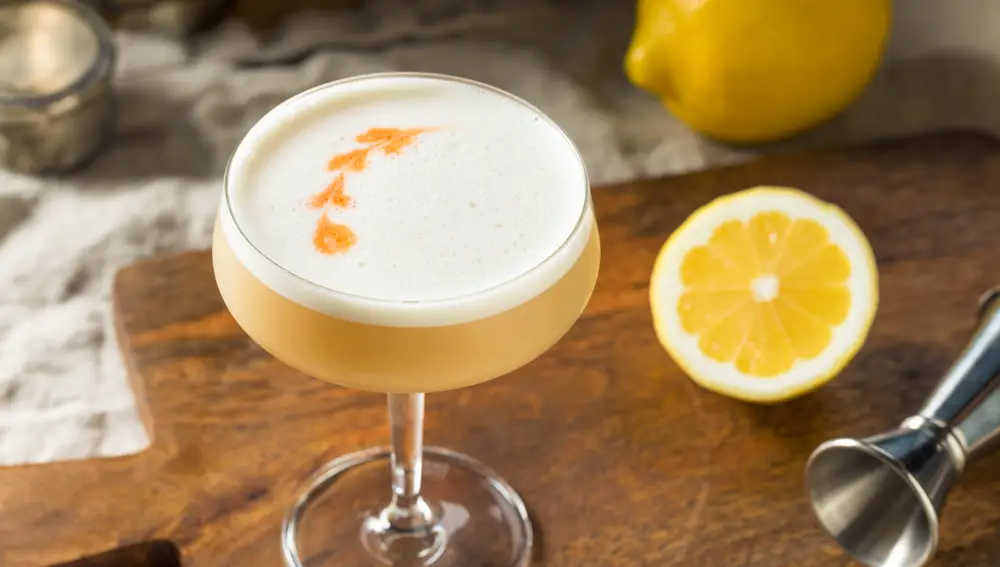 Un pisco sour, cóctel típico de Perú.