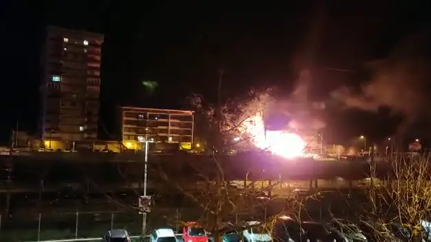 La explosión de un camión cargado de bombonas de butano El vídeo de la explosión de un camión cargado de bombonas de butano