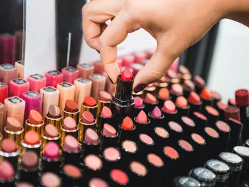 Lineal de labiales con productos de muestra Lineal de labiales con productos de muestra