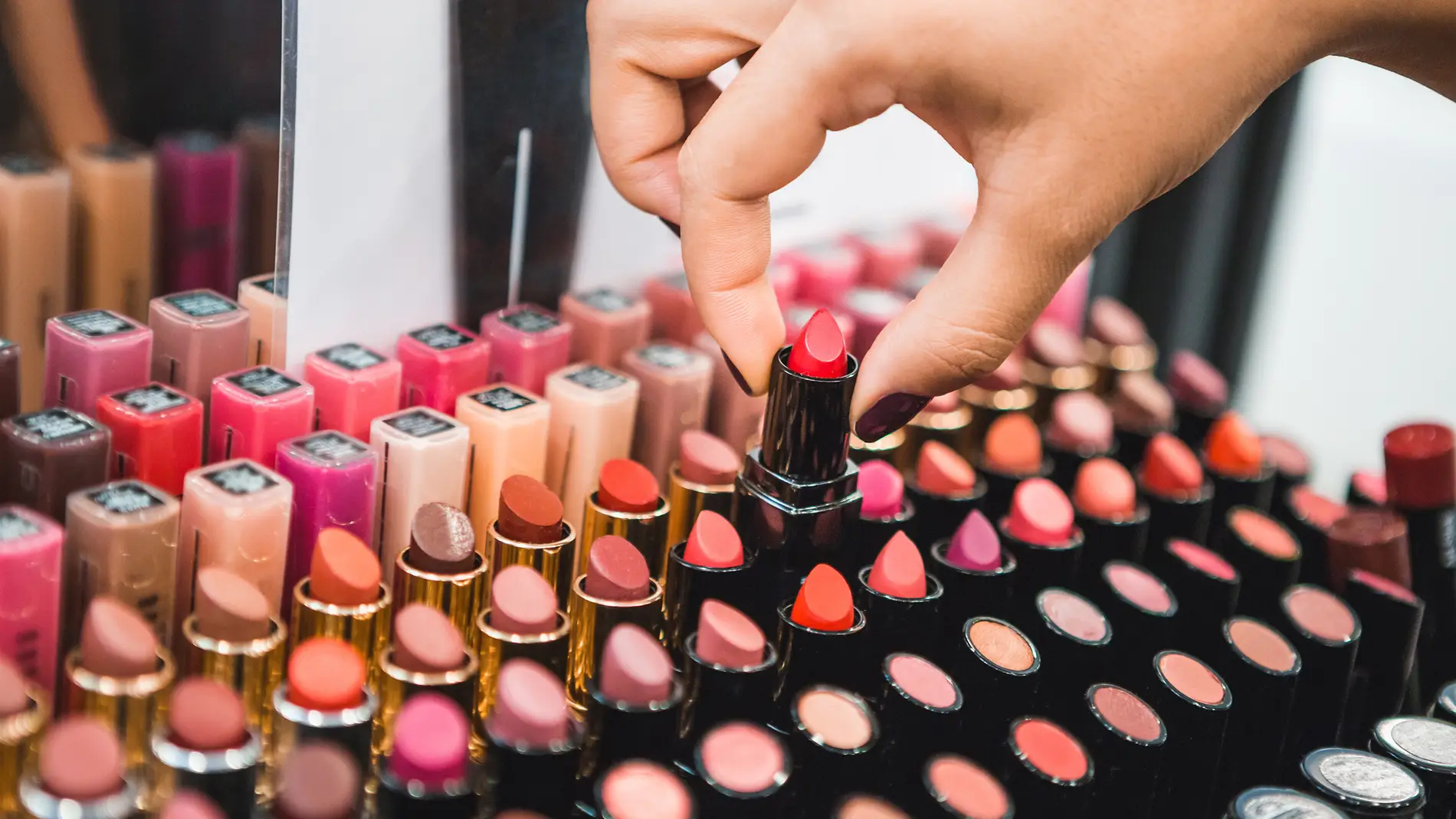 Lineal de labiales con productos de muestra