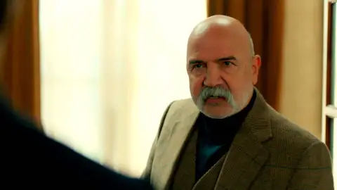 Mehmet pega a Çolak y le echa de la mansión Yaman: “Si te vuelvo a ver por aquí, te disparo” Mehmet pega a Çolak y le echa de la mansión Yaman: “Si te vuelvo a ver por aquí, te disparo”