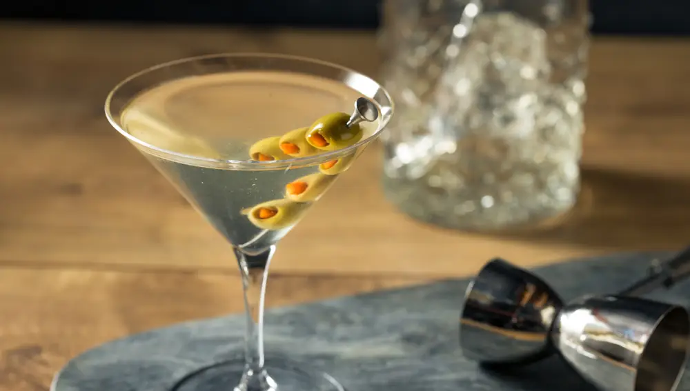 Una copa de Dry Martini con aceitunas.