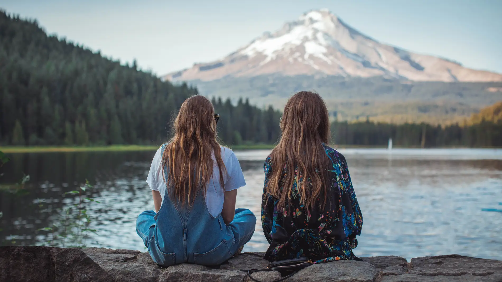 Dos amigas de excursión en la naturaleza