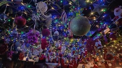 Un bar de A Pobra Do Caramiñal, más iluminado de Navidad que la ciudad de Vigo