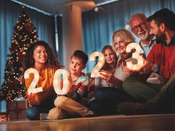 Familia dando la bienvenida al 2023