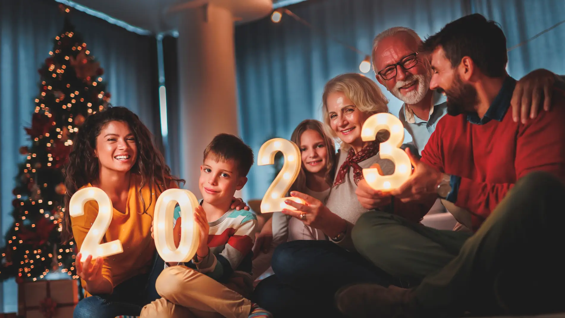 Familia dando la bienvenida al 2023