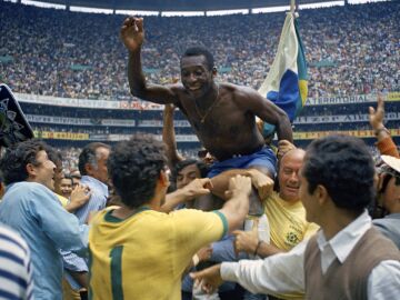Pelé, a hombros en el Mundial de 1970