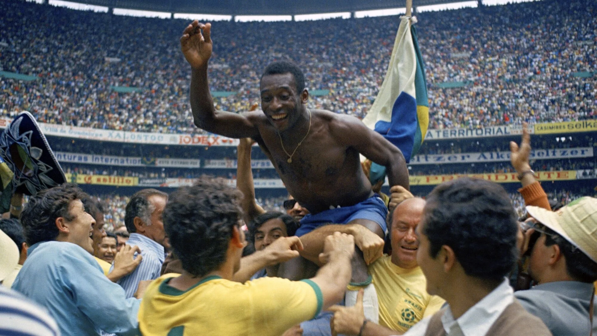 Pelé, a hombros en el Mundial de 1970