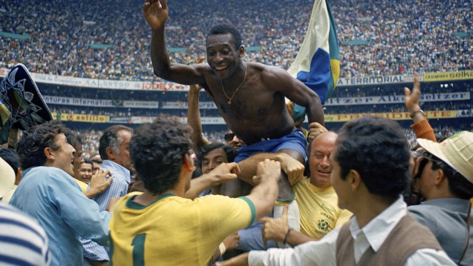 Pel&eacute;, a hombros en el Mundial de 1970