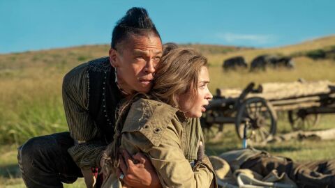Chaske Spencer y Emily Blunt en 'The English'