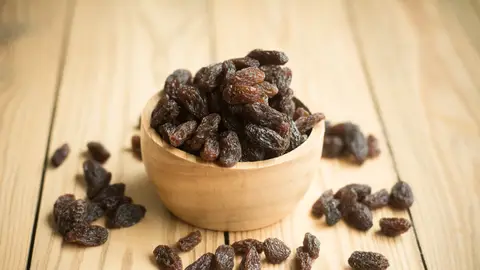 Un cuenco con uvas pasas. Un cuenco con uvas pasas.
