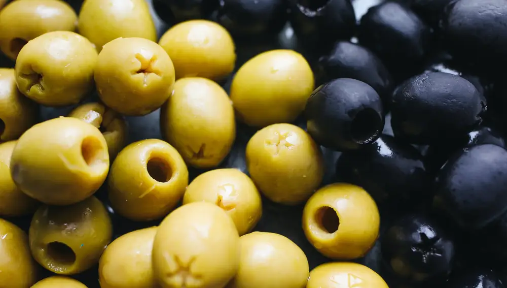Un puñado de aceitunas verdes y negras.