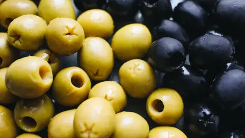Un puñado de aceitunas verdes y negras. Un puñado de aceitunas verdes y negras.