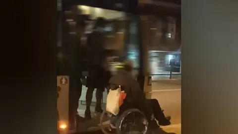 Acalorada discusión entre un autobusero y un discapacitado Acalorada discusión entre un autobusero y un discapacitado