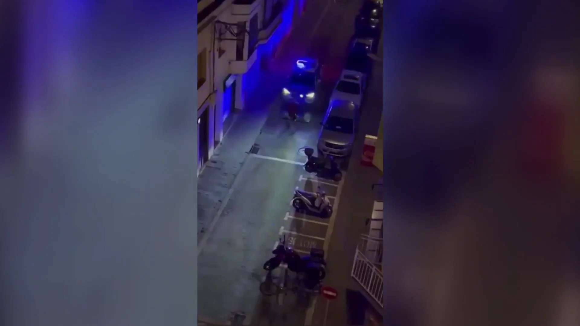 Hombre con machete frente a la Polic&iacute;a