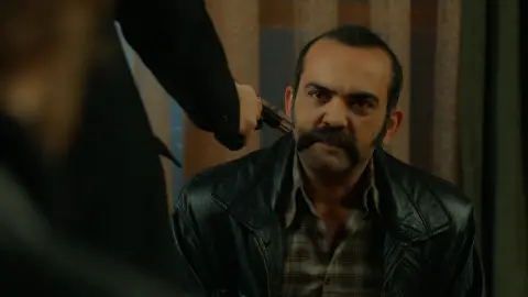 Vahap en el capítulo '125 de 'Tierra Amarga'. Vahap en el capítulo '125 de 'Tierra Amarga'.