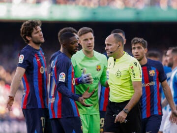 Los jugadores del Barça se quejan a Mateu Lahoz durante el partido ante el Espanyol