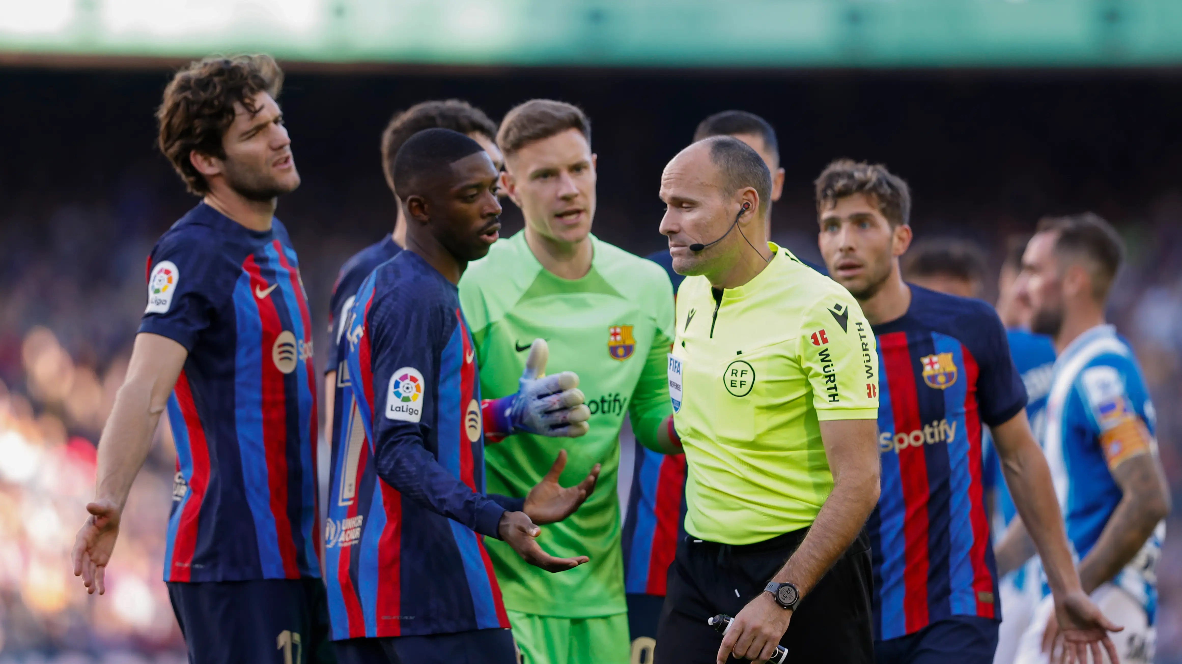 Los jugadores del Barça se quejan a Mateu Lahoz durante el partido ante el Espanyol Los jugadores del Barça se quejan a Mateu Lahoz durante el partido ante el Espanyol