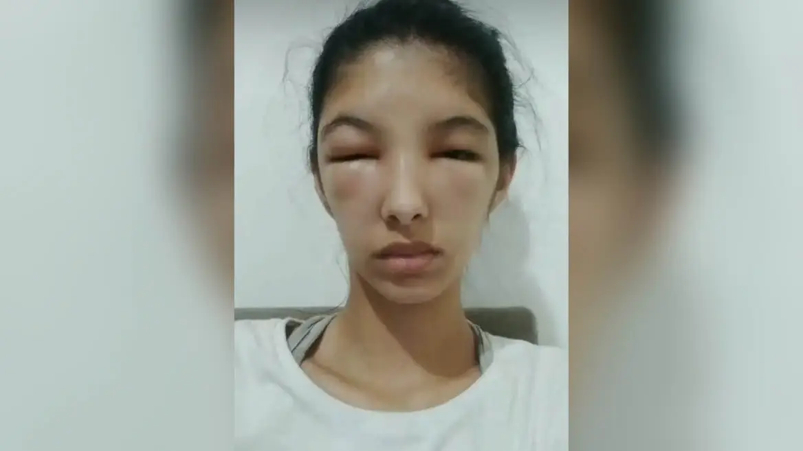 Una modelo brasileña tras pintarse el pelo Una modelo brasileña tras pintarse el pelo