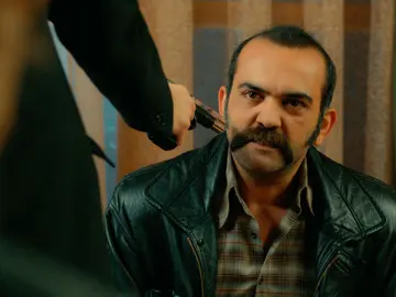 Fikret y Çetin amenazan a Vahap tras descubrir su secreto: “Dinos todo sobre Hakan Gümüşoğlu” Fikret y Çetin amenazan a Vahap tras descubrir su secreto: “Dinos todo sobre Hakan Gümüşoğlu”