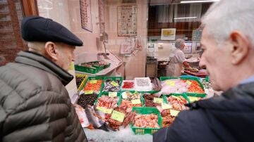 ¿Se está notando la bajada del IVA en los alimentos durante el primer día de mercados abiertos de 2023?