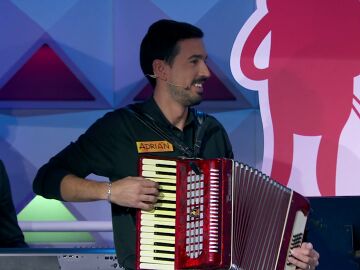 Adri&aacute;n y su acorde&oacute;n deslumbran en el especial de &lsquo;La ruleta de la suerte&rsquo;