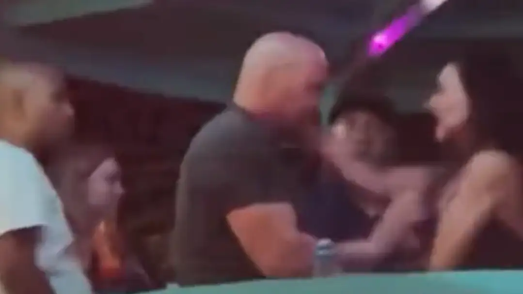 Dana White y su mujer Anne pegándose en público Dana White y su mujer Anne pegándose en público