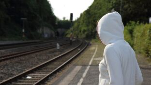 Persona en las v&iacute;as del tren 
