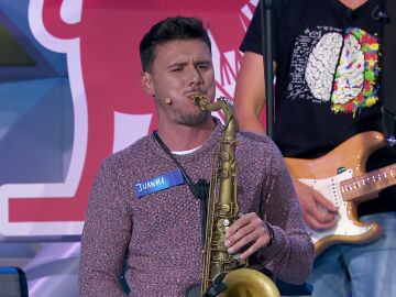 Juanma monta una fiesta con su saxofón en el especial de ‘La ruleta de la suerte’