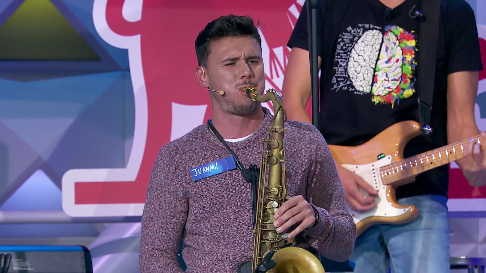 Juanma monta una fiesta con su saxofón en el especial de ‘La ruleta de la suerte’