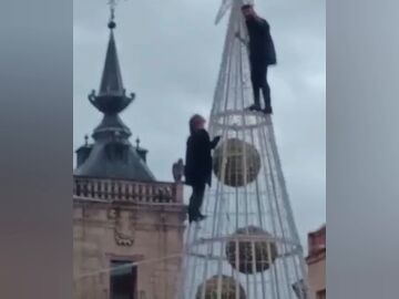 Vídeo viral: se busca a los escaladores del árbol de Navidad en Astorga