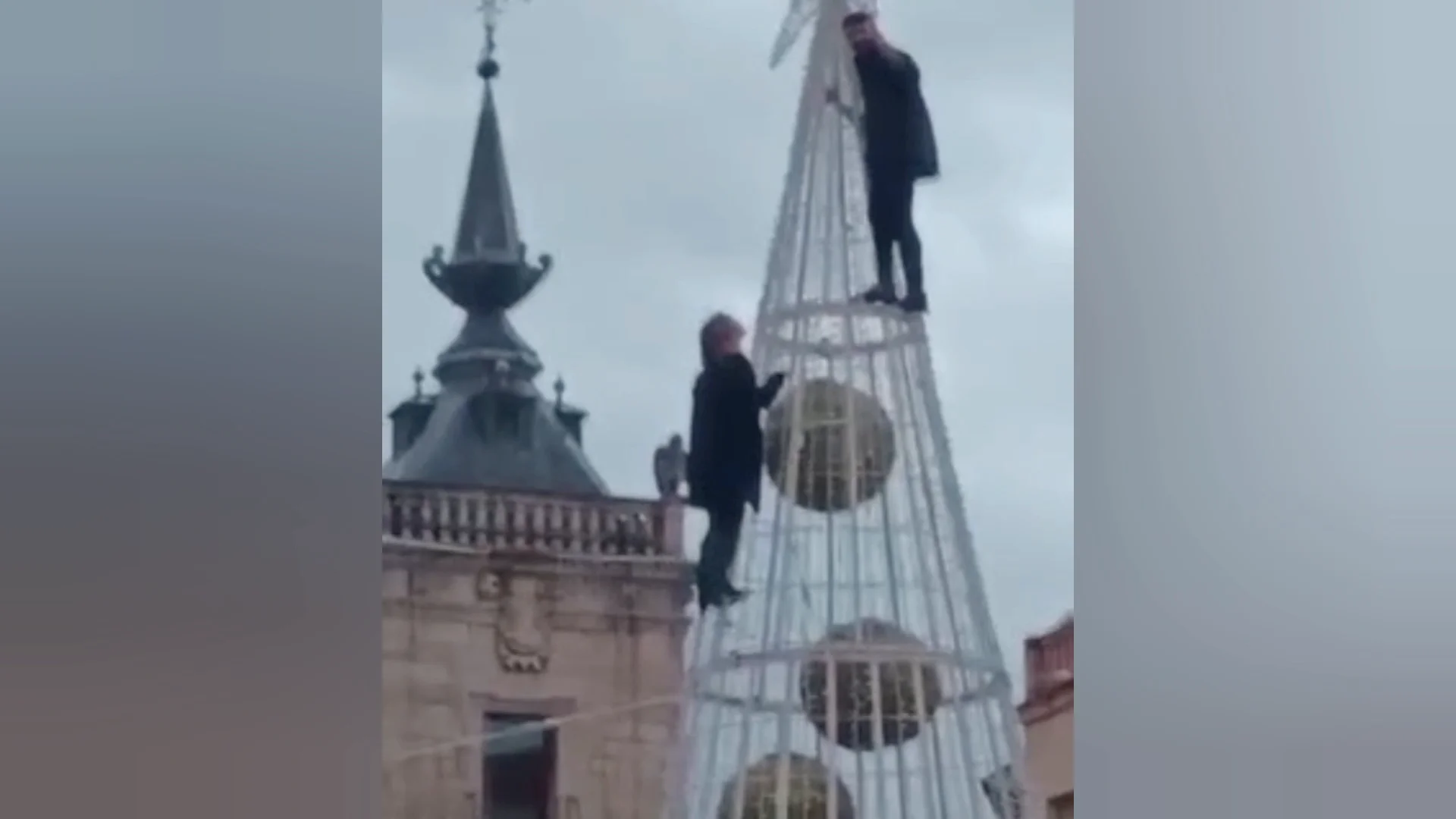 V&iacute;deo viral: se busca a los escaladores del &aacute;rbol de Navidad en Astorga