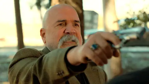 Çolak mata al trabajador que le puso la bomba a Mehmet… ¡Pero Vahap lo ve todo! Çolak mata al trabajador que le puso la bomba a Mehmet… ¡Pero Vahap lo ve todo!