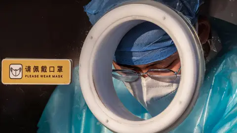 Un sanitario trabaja en una cabina para realizar PCR de coronavirus en Shanghái Un sanitario trabaja en una cabina para realizar PCR de coronavirus en Shanghái