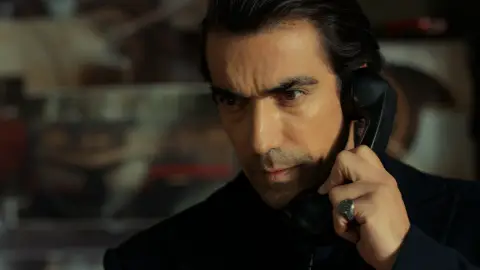 Mehmet descubre el nombre de la persona que le puso la bomba… ¡Y quiere ir a por él! Mehmet descubre el nombre de la persona que le puso la bomba… ¡Y quiere ir a por él!