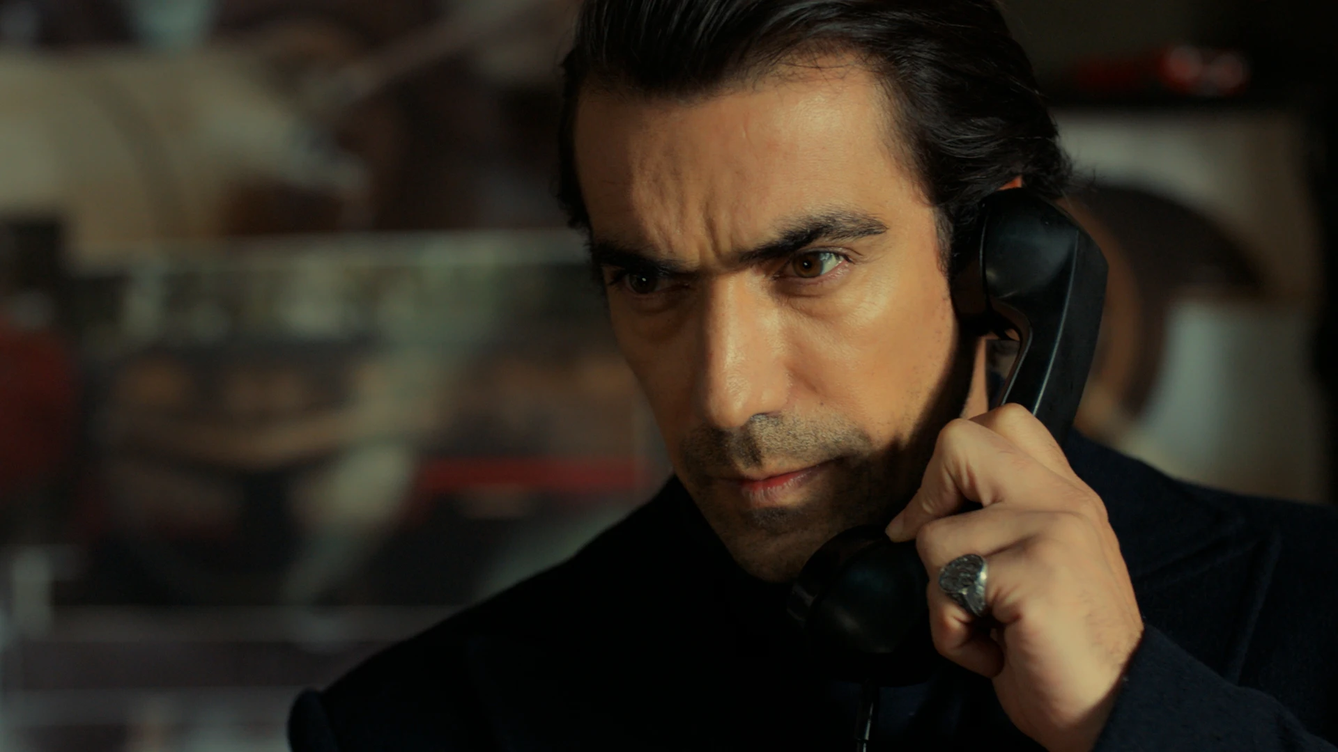 Mehmet descubre el nombre de la persona que le puso la bomba… ¡Y quiere ir a por él! Mehmet descubre el nombre de la persona que le puso la bomba… ¡Y quiere ir a por él!