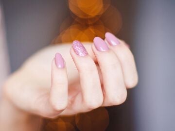 Manicura de uñas redondeadas y pintadas de color rosa claro