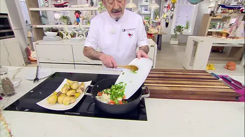 Introduce las hortalizas en la tartera, sazona y cocínalas a fuego suave  Introduce las hortalizas en la tartera, sazona y cocínalas a fuego suave