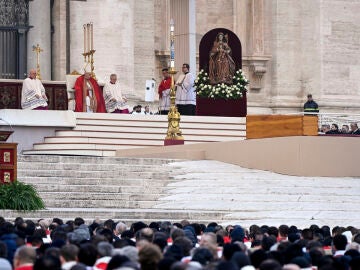 El Papa Francisco durante el funeral por el Papa emérito Benedicto XVI