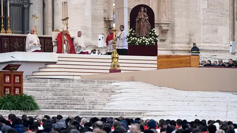 El Papa Francisco durante el funeral por el Papa emérito Benedicto XVI El Papa Francisco durante el funeral por el Papa emérito Benedicto XVI