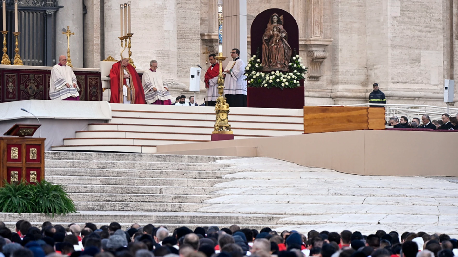 El Papa Francisco durante el funeral por el Papa emérito Benedicto XVI