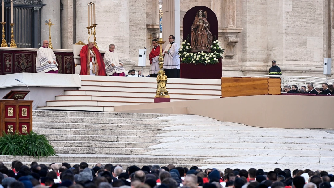 El Papa Francisco durante el funeral por el Papa emérito Benedicto XVI El Papa Francisco durante el funeral por el Papa emérito Benedicto XVI